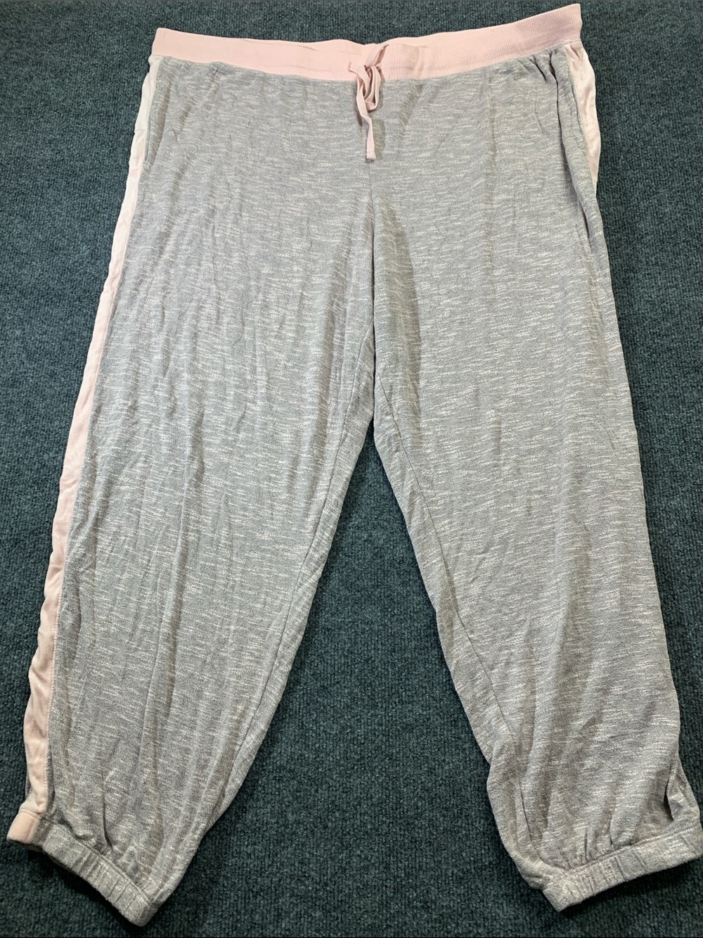 Secret Treasures Light Gray Cropped Joggers with Pale Pink Trim